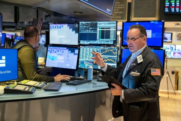 Dow closes at record high above 40,000 to cinch a five-week winning streak